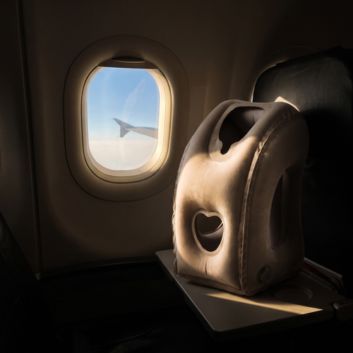 Sleepfy hinchada sobre la bandeja del avión