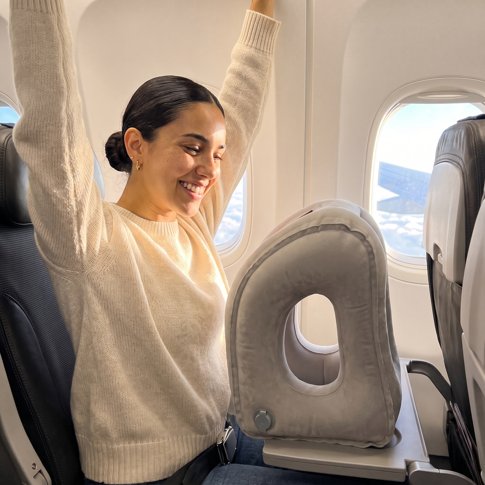 Viajera contenta con su Sleepfy en el avión
